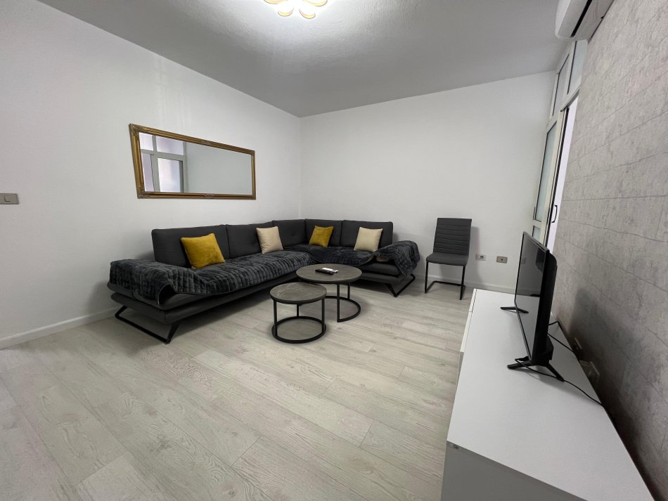 Tirane, jepet me qera apartament 1+1 Kati 3, 63 m² 650 € (Komuna e Parisit tek BKT)