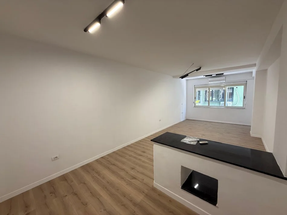 Tirane, jepet me qera ambjent biznesi Kati 2, 70 m² 750 € (Komuna e parisit)