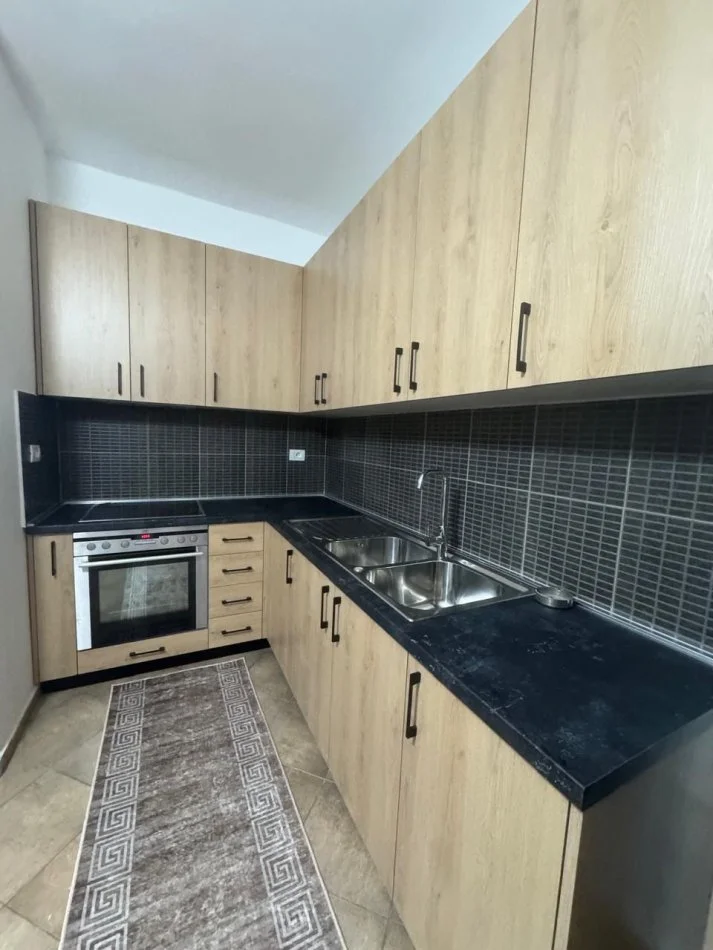 Tirane, jepet me qera apartament 1+1+Ballkon , 500 € (Kristal Center)
