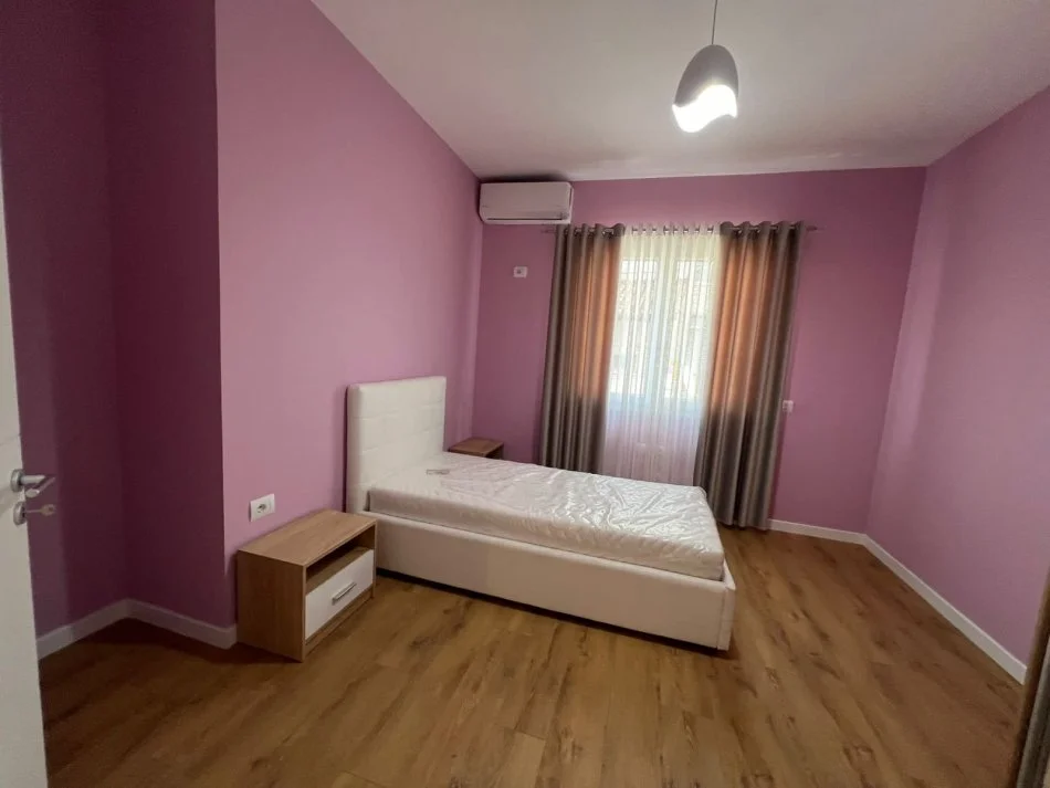 Tirane, jepet me qera apartament 2+1 Kati 2, 150 m² 900 € (Kopshti botanik)