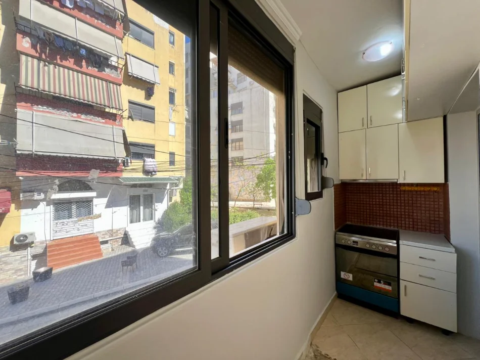 Tirane, jepet me qera apartament 1+1+Ballkon Kati 2, 60 m² 500 € (Ish Tregu Elektrik)