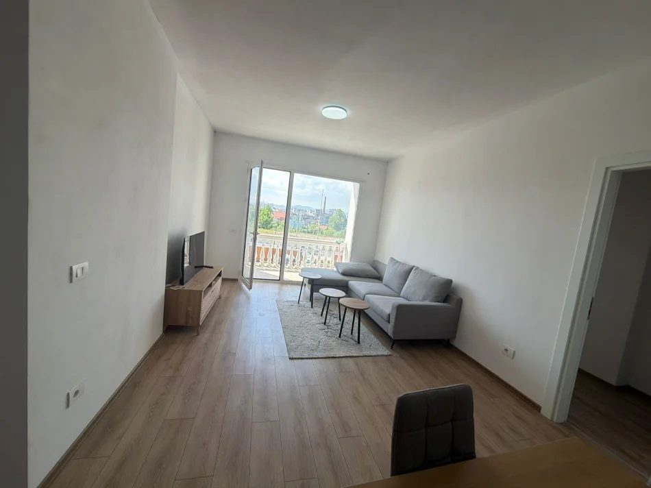 Tirane, jepet me qera apartament 2+1+Ballkon Kati 1, 120 m² 450 € 