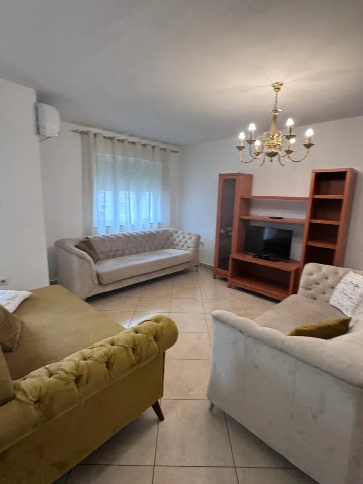 Tirane, jepet me qera apartament 5+1+Ballkon Kati 5, 102 m² 900 € 