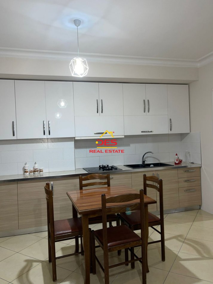 Vlore, jepet me qera apartament 3+1+Ballkon Kati 5, 120 m² 500 € (Rruga Nermin Vlora Falaski ,Vlorë)