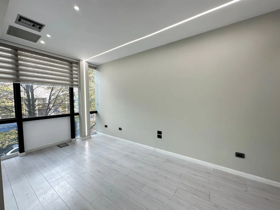Tirane, jepet me qera zyre , 135 m² 1.350 € (Ambassador 1)
