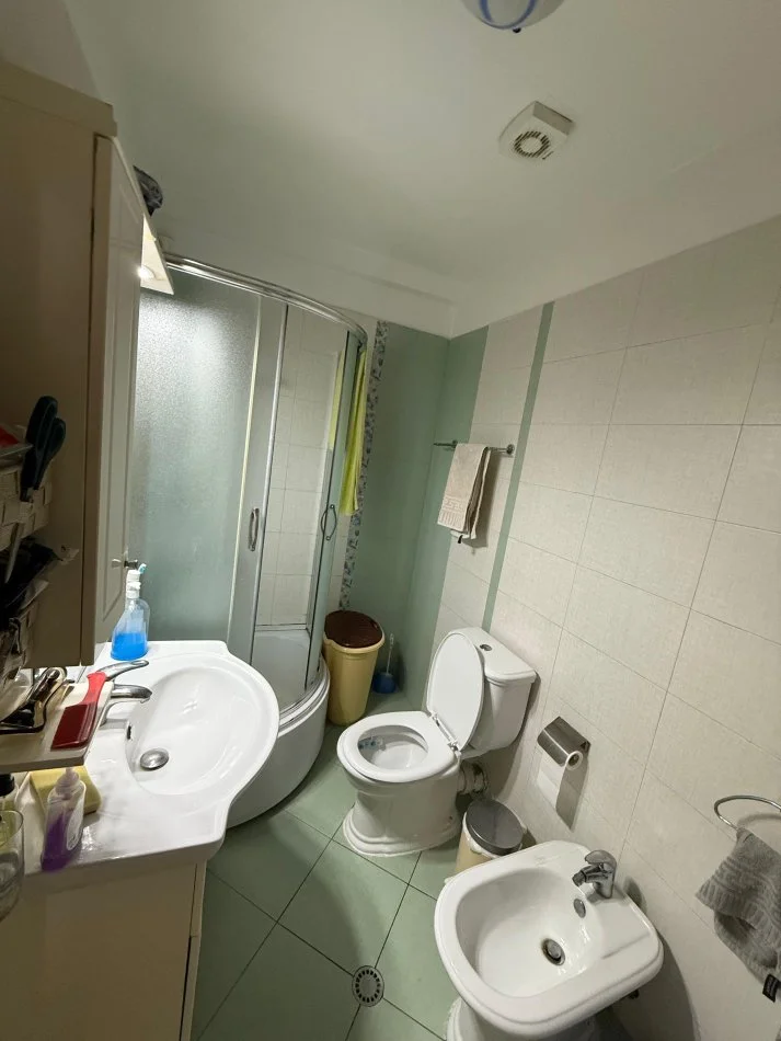 Tirane, shitet apartament 2+1+2+Ballkon Kati 5, 128 m² 250.000 € (Liqeni i Thatë)