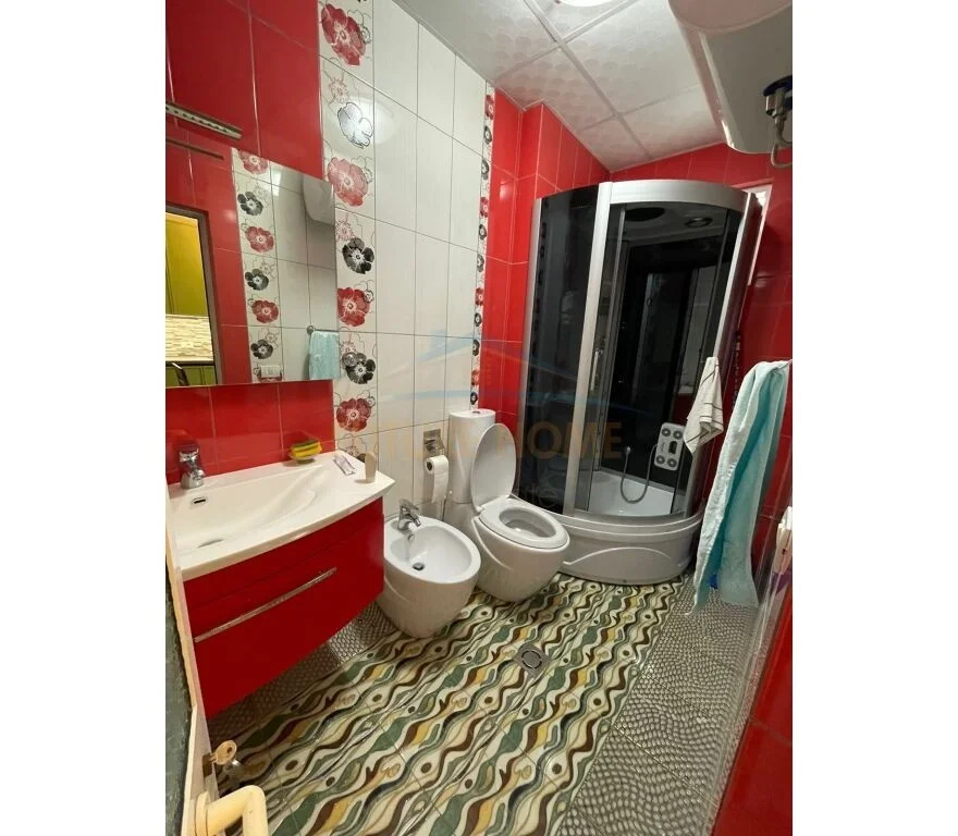 Tirane, jepet me qera apartament 2+1+Aneks+Ballkon Kati 3, 91 m² 900 € (Rrugen Ibrahim Rugova)