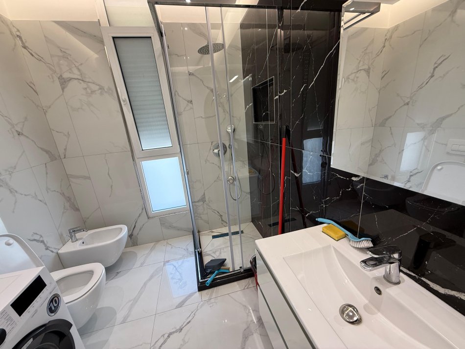 Tirane, jepet me qera 2+1 Kati 3, 90 m² 700 € (ish fusha e aviacionit)