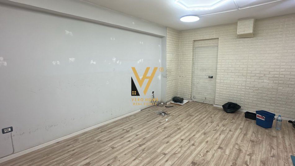 Tirane, jepet me qera magazine Kati -1, 60 m² 400 € (ISH EKSPOZITA)
