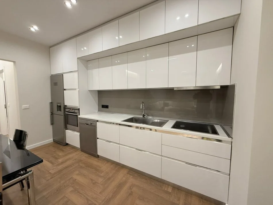 Tirane, jepet me qera apartament 2+1 Kati 5, 100 m² 1.100 € (Pazari i Ri)