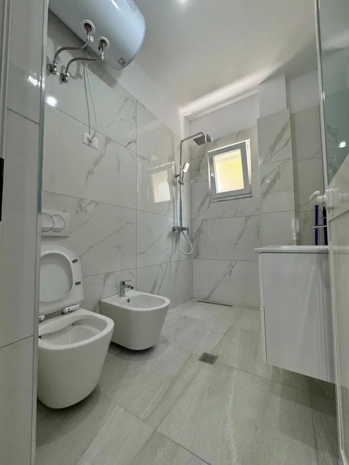 Tirane, jepet me qera apartament 1+1+Ballkon Kati 1, 65 m² 600 € (Pjeter Budi)
