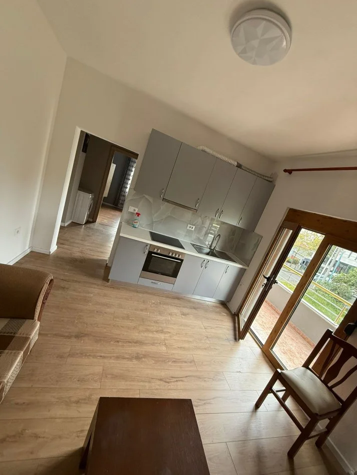 Tirane, jepet me qera apartament 1+1 Kati 2, 60 m² 350 € (babrru)