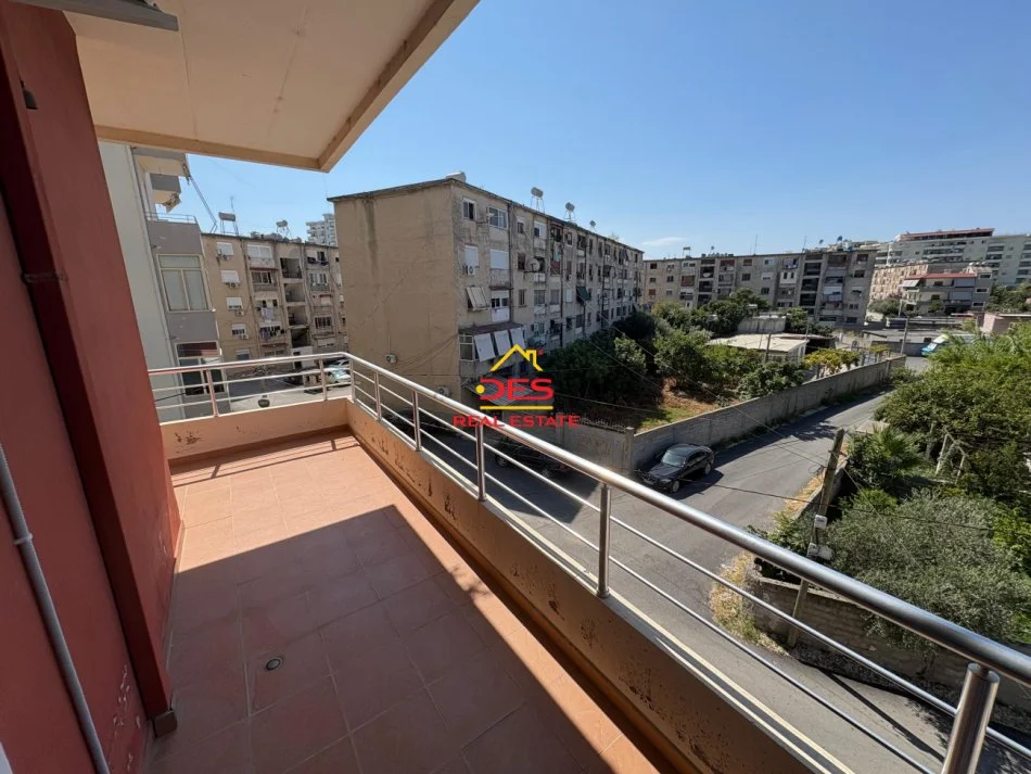 Vlore, jepet me qera apartament 2+1+Ballkon Kati 2, 120 m² 400 € (Rruga Osman Haxhiu)