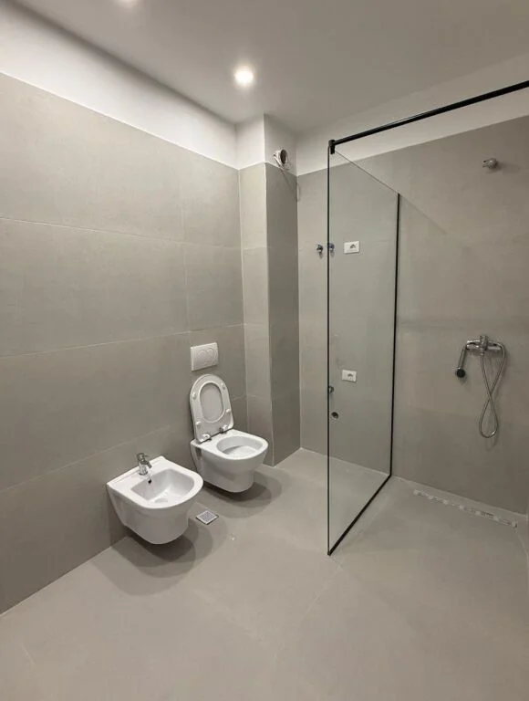 Tirane, shitet apartament 2+1 Kati 3, 118 m² 330.000 € (Prane Hotel Radisson)