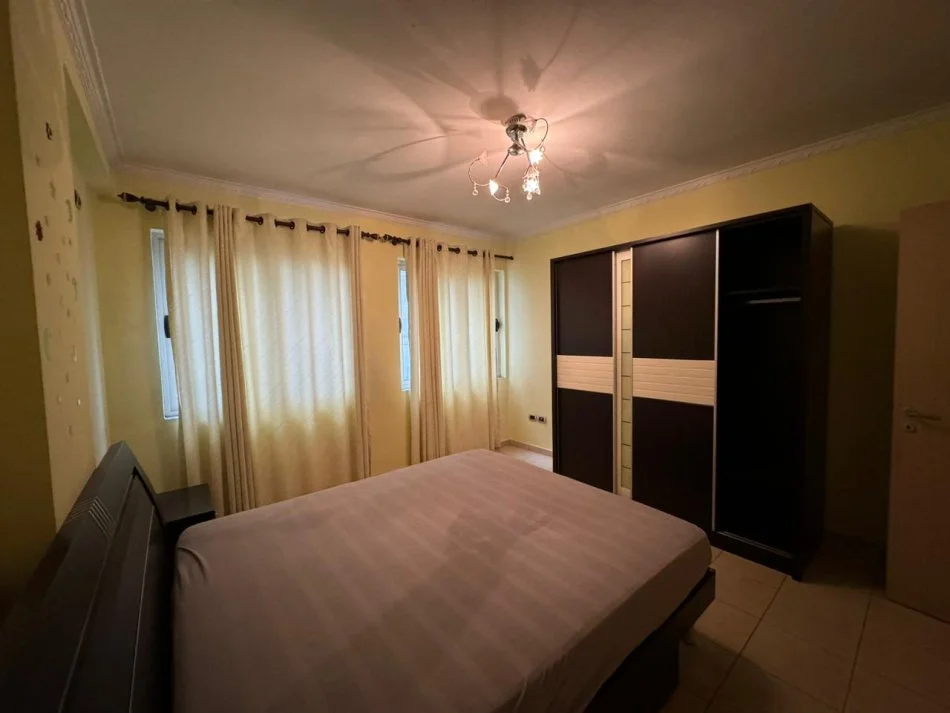 Tirane, jepet me qera apartament 2+1+Ballkon Kati 2, 100 m² 380 € (Yzberisht)