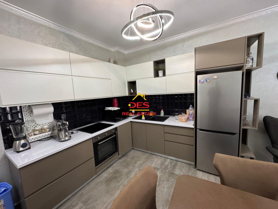 Vlore, jepet me qera apartament 2+1+Ballkon Kati 7, 100 m² 600 € (Rruga Murat Tërbaçi , Vlorë)