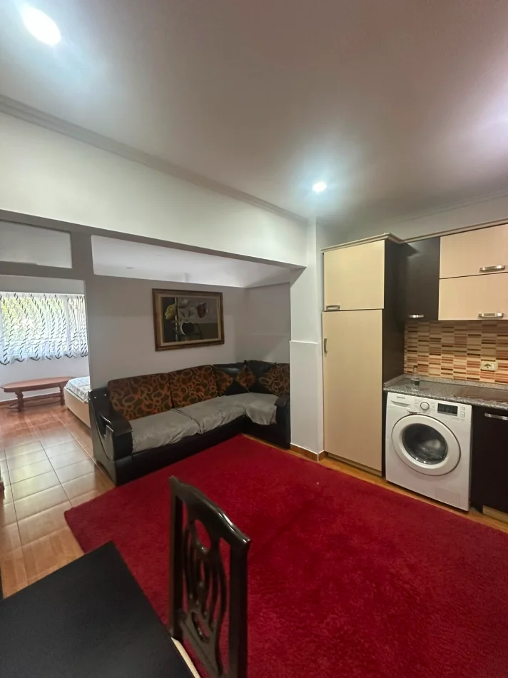 Tirane, jepet me qera garsonier Kati 2, 420 € (laprake)