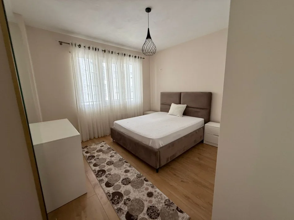 Tirane, jepet me qera apartament 1+1+Ballkon Kati 2, 67 m² 500 € (Kompleksi Mateo, Kopshti Botanik)
