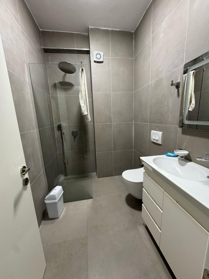 Tirane, jepet me qera apartament 2+1+Ballkon Kati 2, 88 m² 650 € 