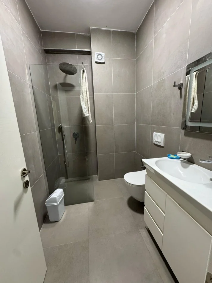 Tirane, jepet me qera apartament 2+1+Ballkon Kati 2, 88 m² 650 € 