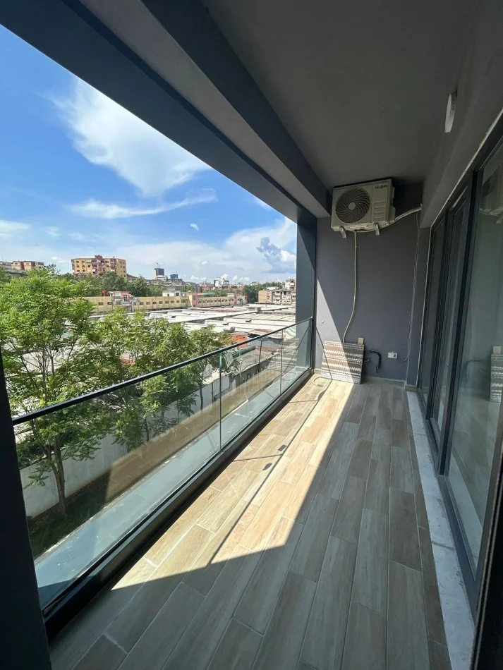 Tirane, jepet me qera apartament 2+1 Kati 3, 100 m² 650 € (Emerald Center)