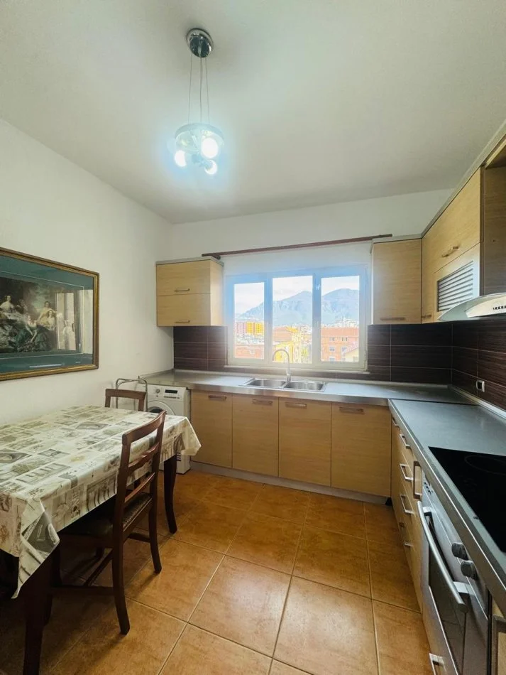 Tirane, jepet me qera apartament 1+1+Aneks+Ballkon Kati 5, 78 m² 500 € (Stacioni i Trenit , prane mullirit)