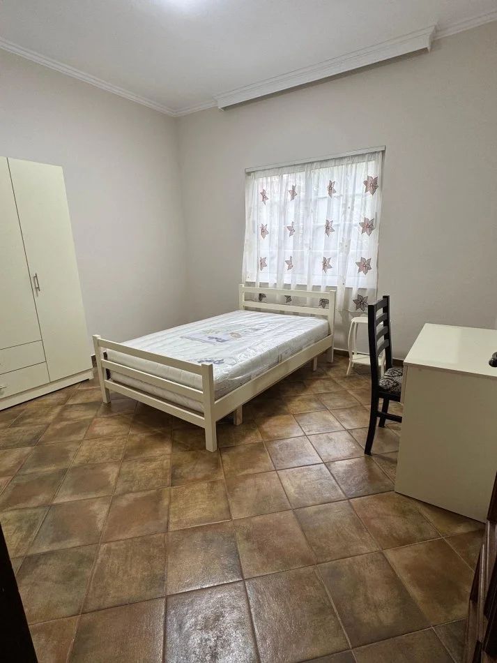 Tirane, ndarje qeraje me vajze Vile 4+1 Kati 0, 120 m² 200 € (Rruga Niko Avrami 38)