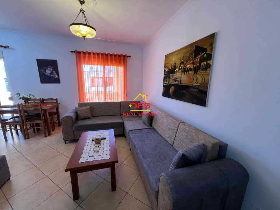 Vlore, jepet me qera apartament 1+1+Ballkon Kati 10, 70 m² 420 € (Rruga Sadik Zotaj)