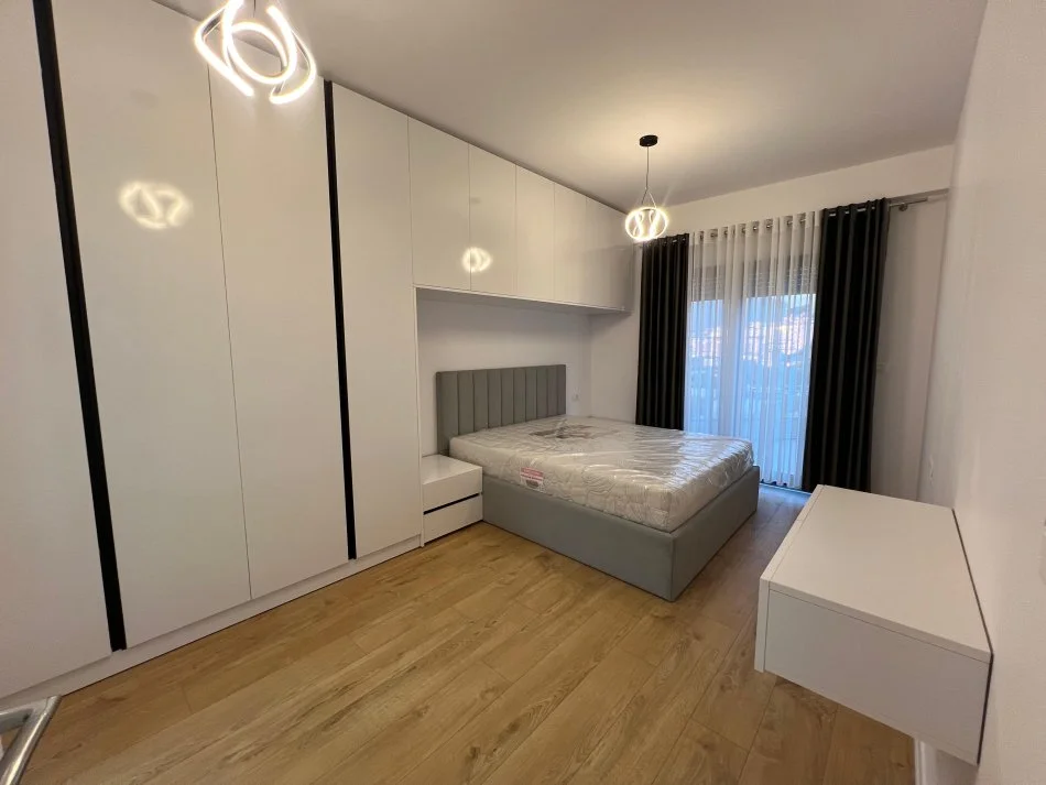 Tirane, jepet me qera apartament 2+1+Aneks+Ballkon Kati 1, 105 m² 750 € (Rezidenca kodra Diellit 2)