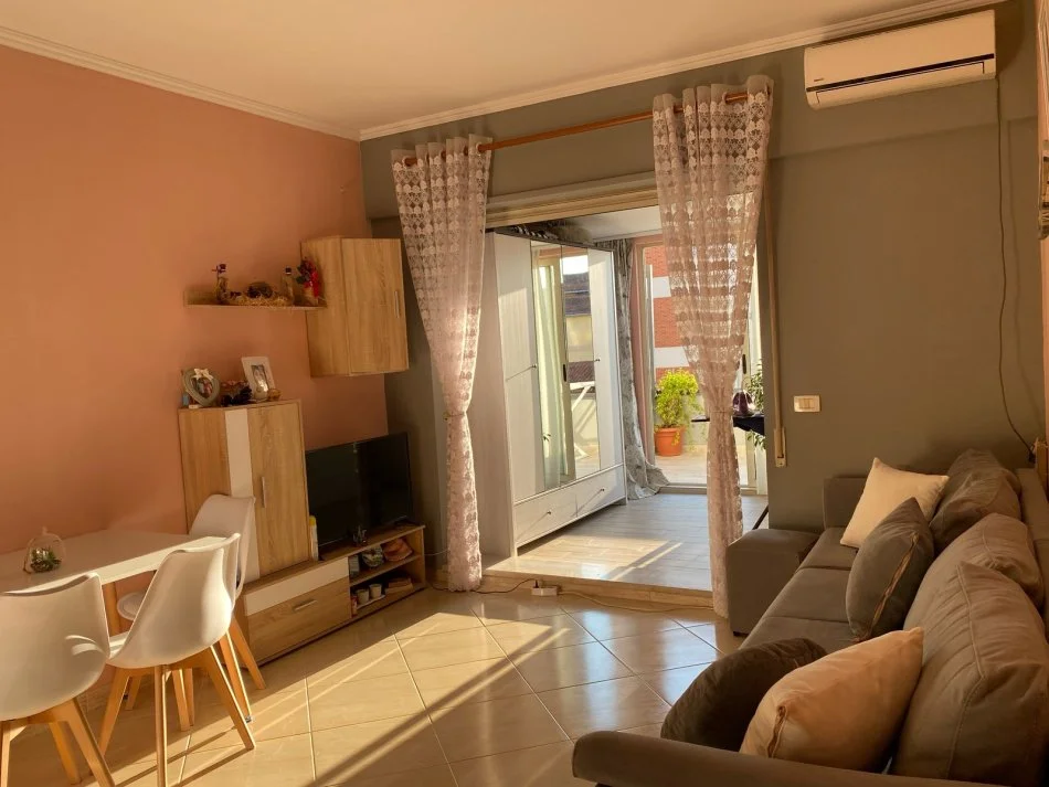 Tirane, qera apartament 1+1- 550uro personi siper qendres kristal center (KOMUNA E PARISIT)