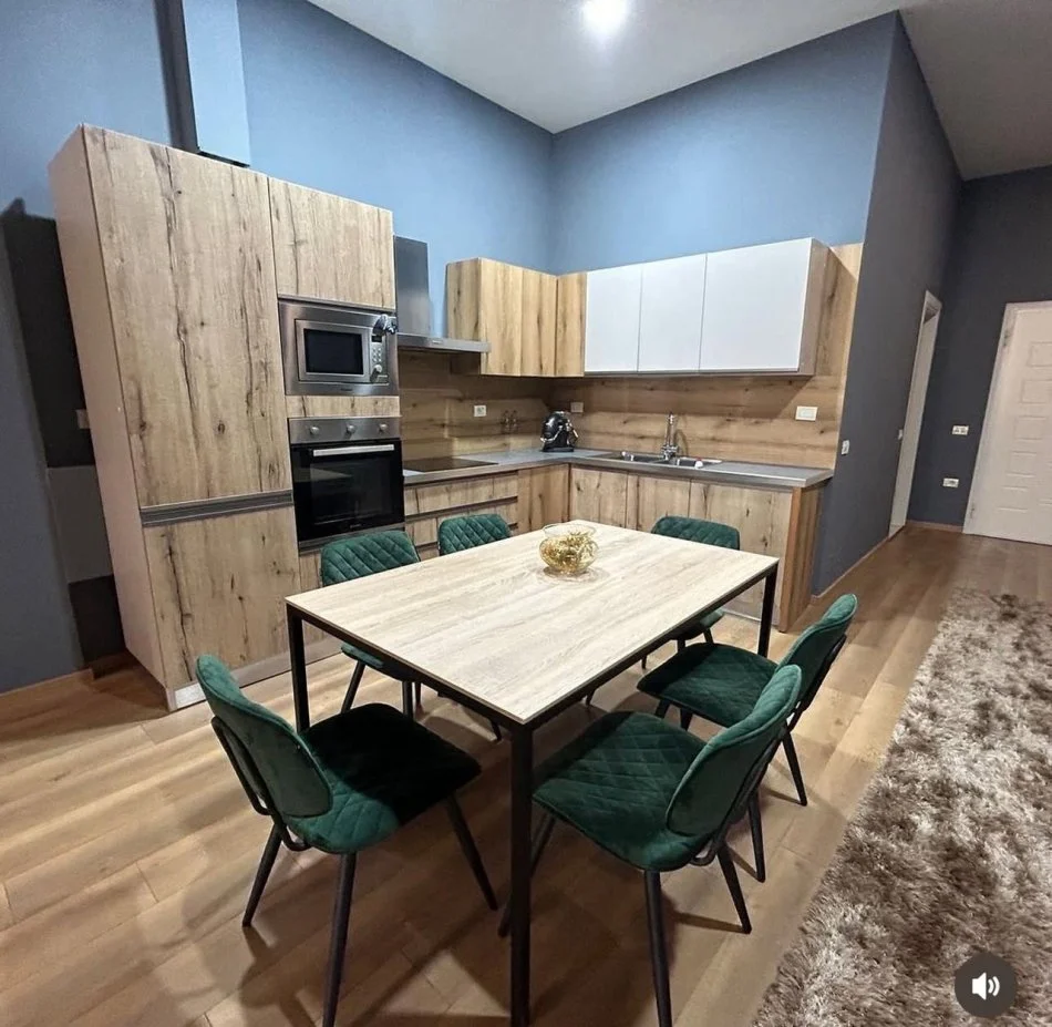 Tirane, jepet me qera apartament 1+1 Kati 1, 100 m² 650 € (Rruga peti)