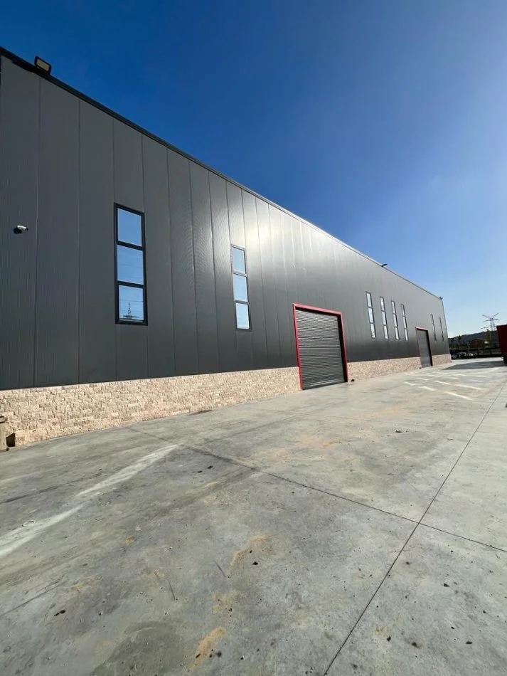 Tirane, jepet me qera magazine Kati 0, 1.100 m² 5.000 € (Fushe-Preze)