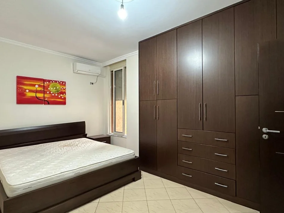 Tirane, jepet me qera apartament 3+1 Kati 1, 100 m² 400 € 