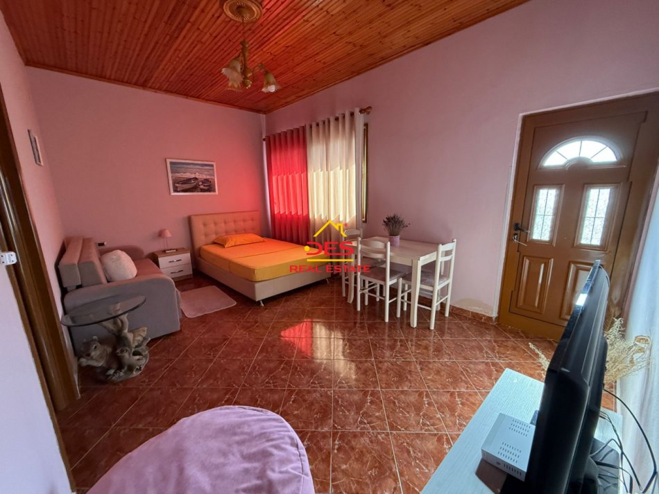 Vlore, jepet me qera shtepi 1+1+Ballkon Kati 2, 70 m² 450 € (Rruga Murat Tërbaçi)