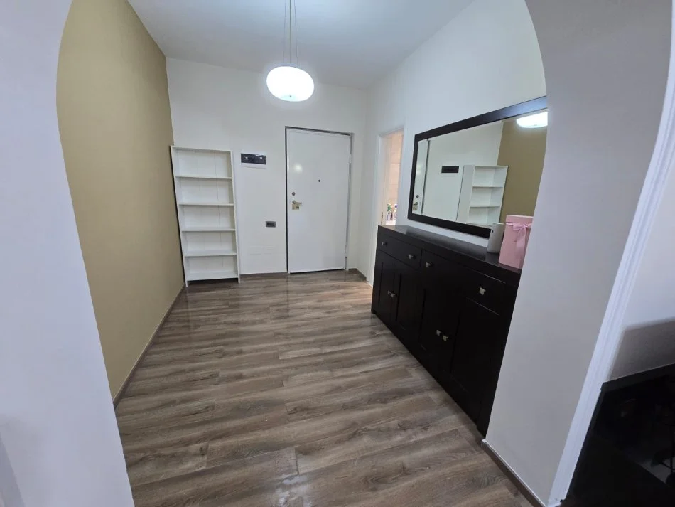 Tirane, jepet me qera apartament 1+1+Ballkon Kati 4, 54 m² 650 € (PAZARI I RI)