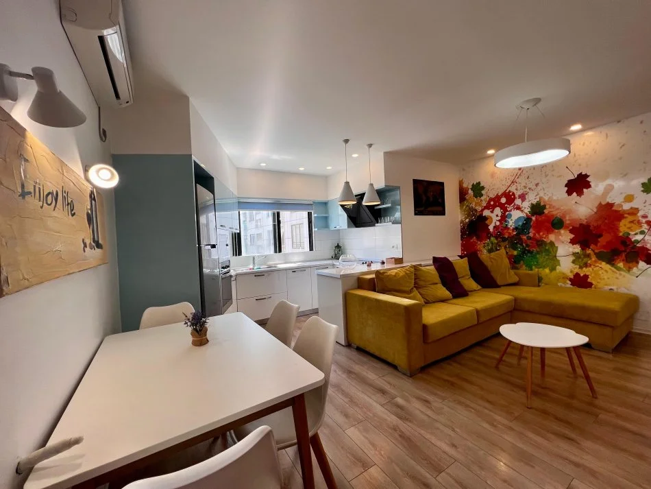 Tirane, jepet me qera apartament 2+1+Ballkon Kati 5, 85 m² 500 € 