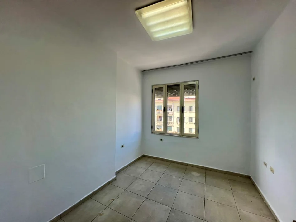 Tirane, jepet me qera apartament 2+1+Ballkon Kati 4, 65 m² 450 € (Bulevardi zogu i pare)