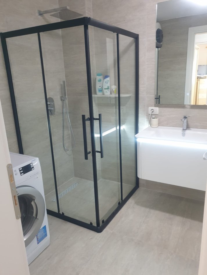 Tirane, jepet me qera apartament 2+1+Ballkon Kati 3, 115 m² 700 € (Tek Mozaiku, Rruga Muhamet Gjollesha)