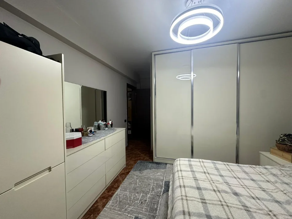 Tirane, jepet me qera apartament 2+1+Aneks+Ballkon Kati 2, 950 € (rruga e durresit)