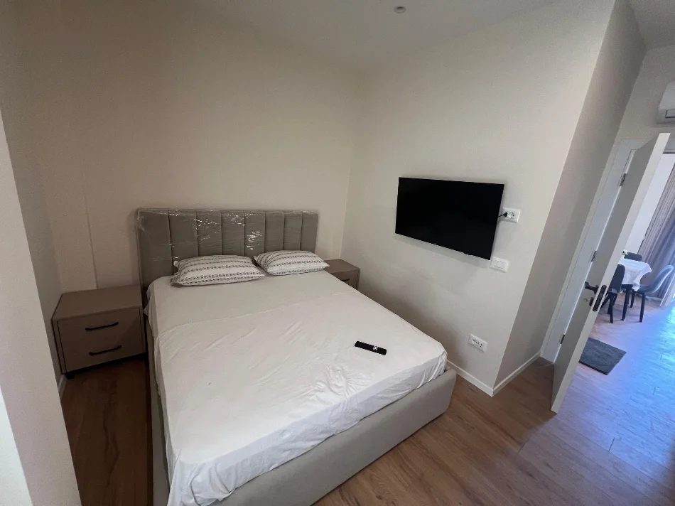 Tirane, jepet me qera apartament 1+1+Ballkon Kati 3, 67 m² 450 € (Rruga Tomi Kristo)