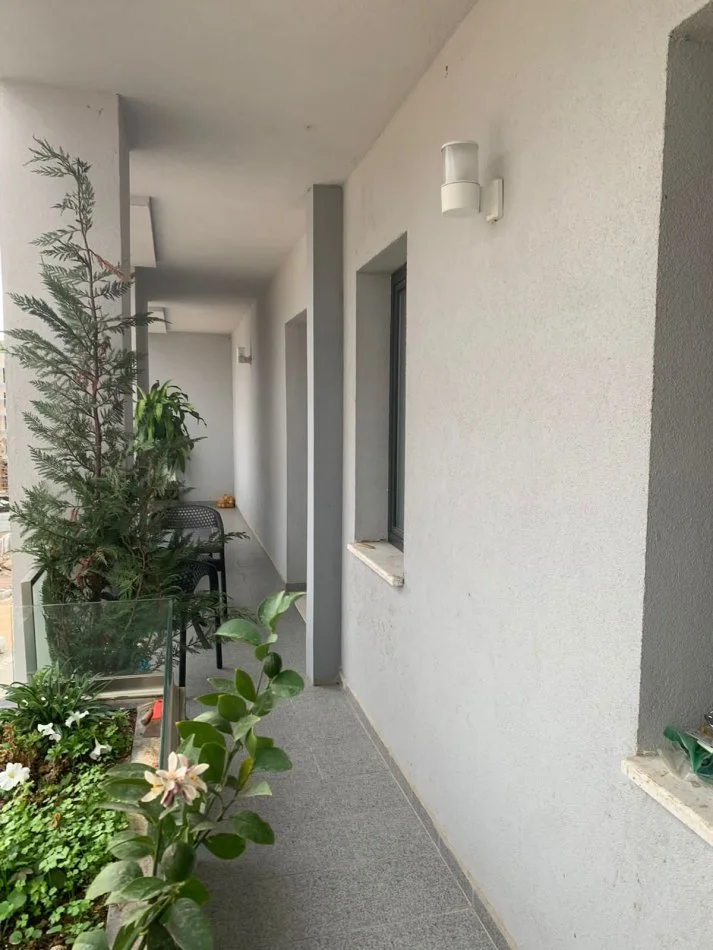 Tirane, jepet me qera apartament 1+1+Ballkon Kati 3, 70 m² 400 € (Rruga 5 Maj , prane pallateve te bashkise)