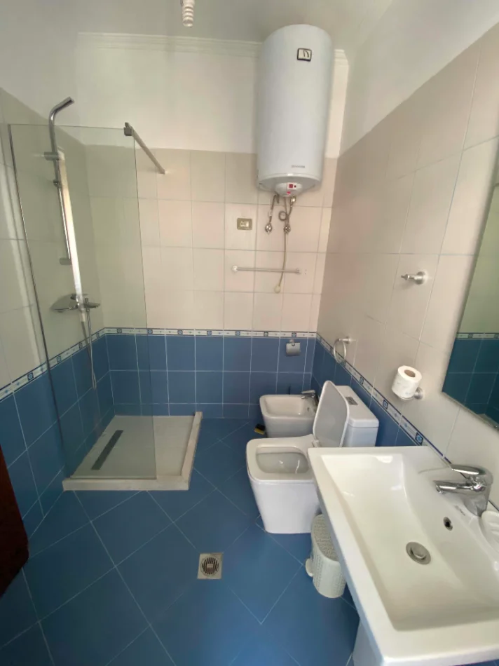 Tirane, Qera- Super apartament 2+1+2+2 Ballkon2 Kati 4, 120 m² 80.000 leke (Liqeni i Thate)