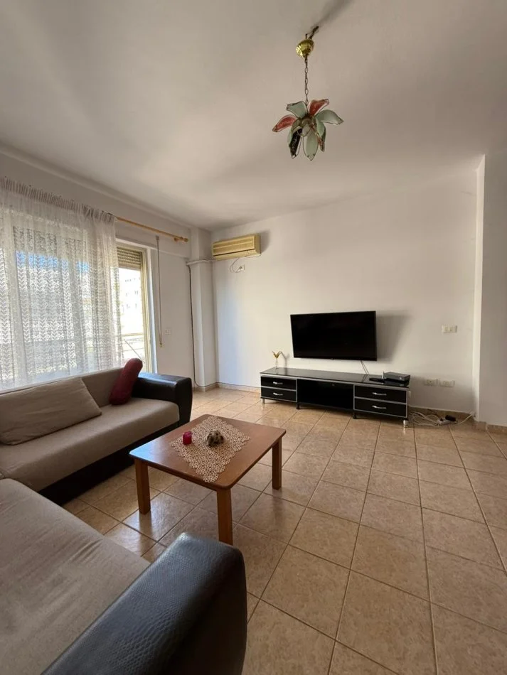 Durres, jepet me qera apartament 1+1 Kati 6, 300 € (Lagja 13, Durres)