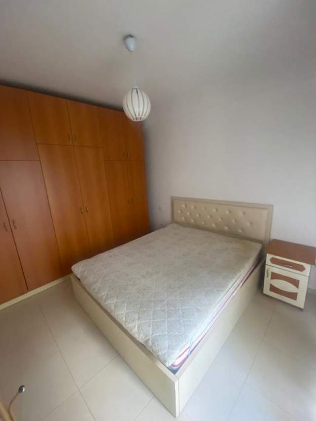 Tirane, jepet me qera apartament 1+1 Kati 3, 65 m² 400 Euro (rruga zallit)