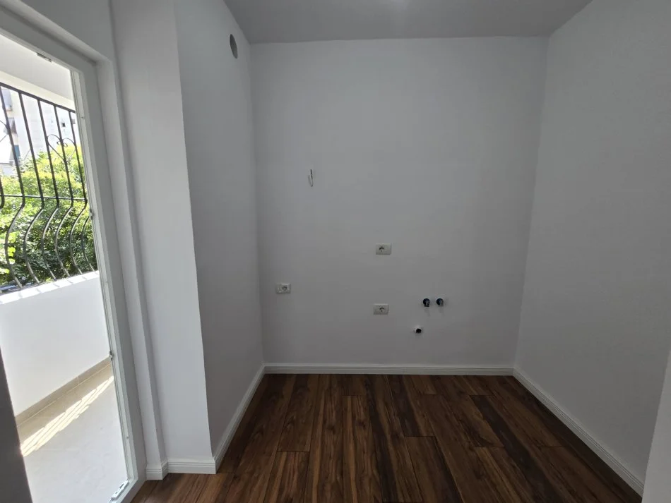 Tirane, shitet apartament 1+1 Kati 2, 122.000 € 