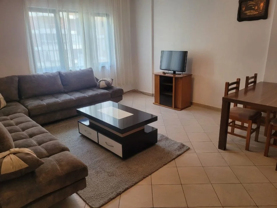 Tirane, jepet me qera apartament 1+1+Ballkon Kati 6, 75 m² 550 € (Stacioni Trenit, rruga Rreshit Petrela)