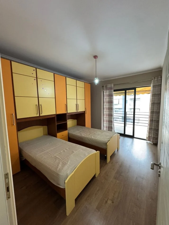 Tirane, jepet me qera apartament 2+1 Kati 4, 94 m² 500 € (LION LIGORI) UNA47934