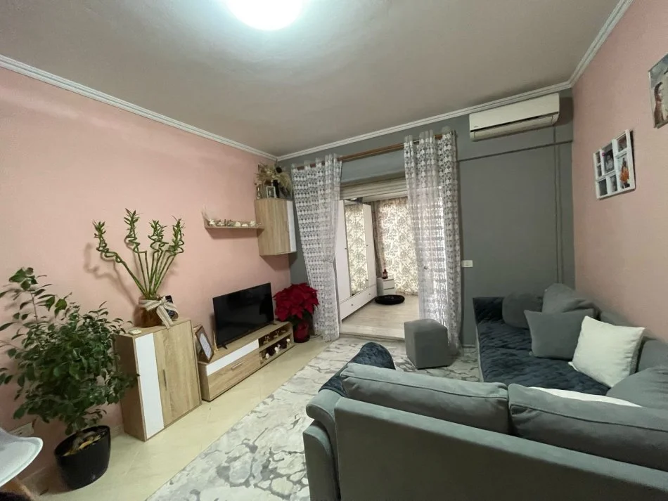 Tirane, jepet me qera 1+1 KOMUNA E PARISIT SIPER QENDRES KRISTAL CENTER Kati 2, 65 m² 550 EURO