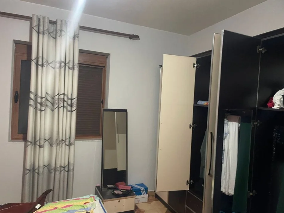 Tirane, jepet me qera 2+1 Kati 0, 120 m² 300 € 