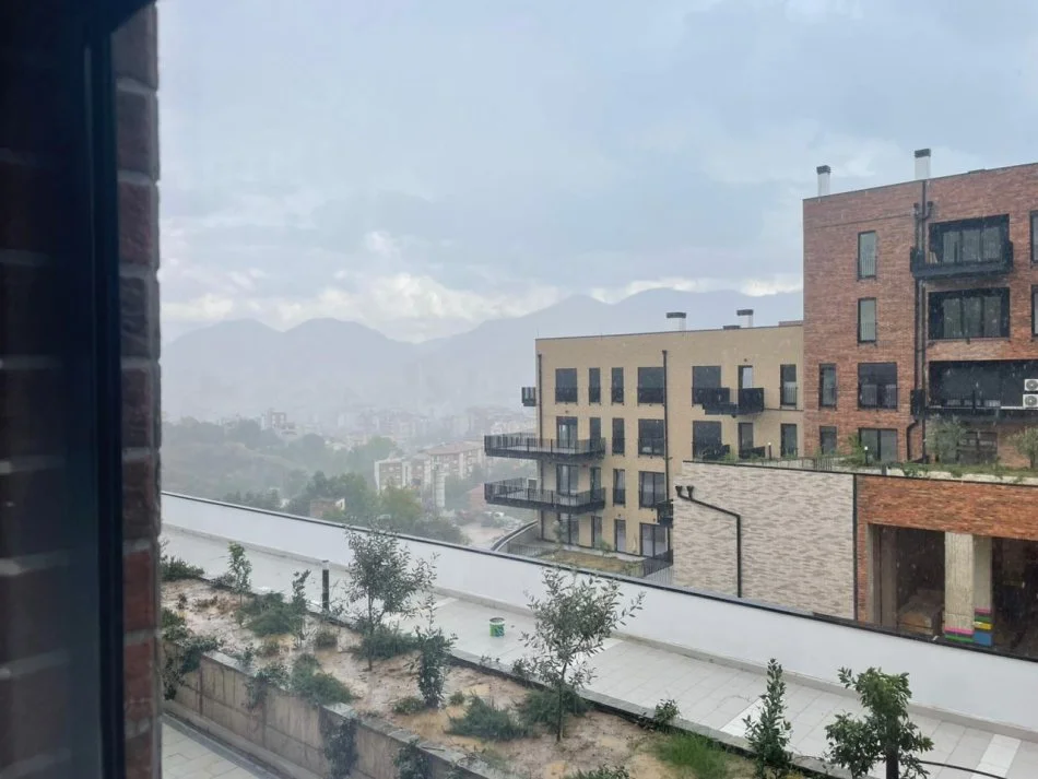 Tirane, jepet me qera apartament 1+1 Kati 2, 82 m² 700 € (Kodra e Diellit 2)